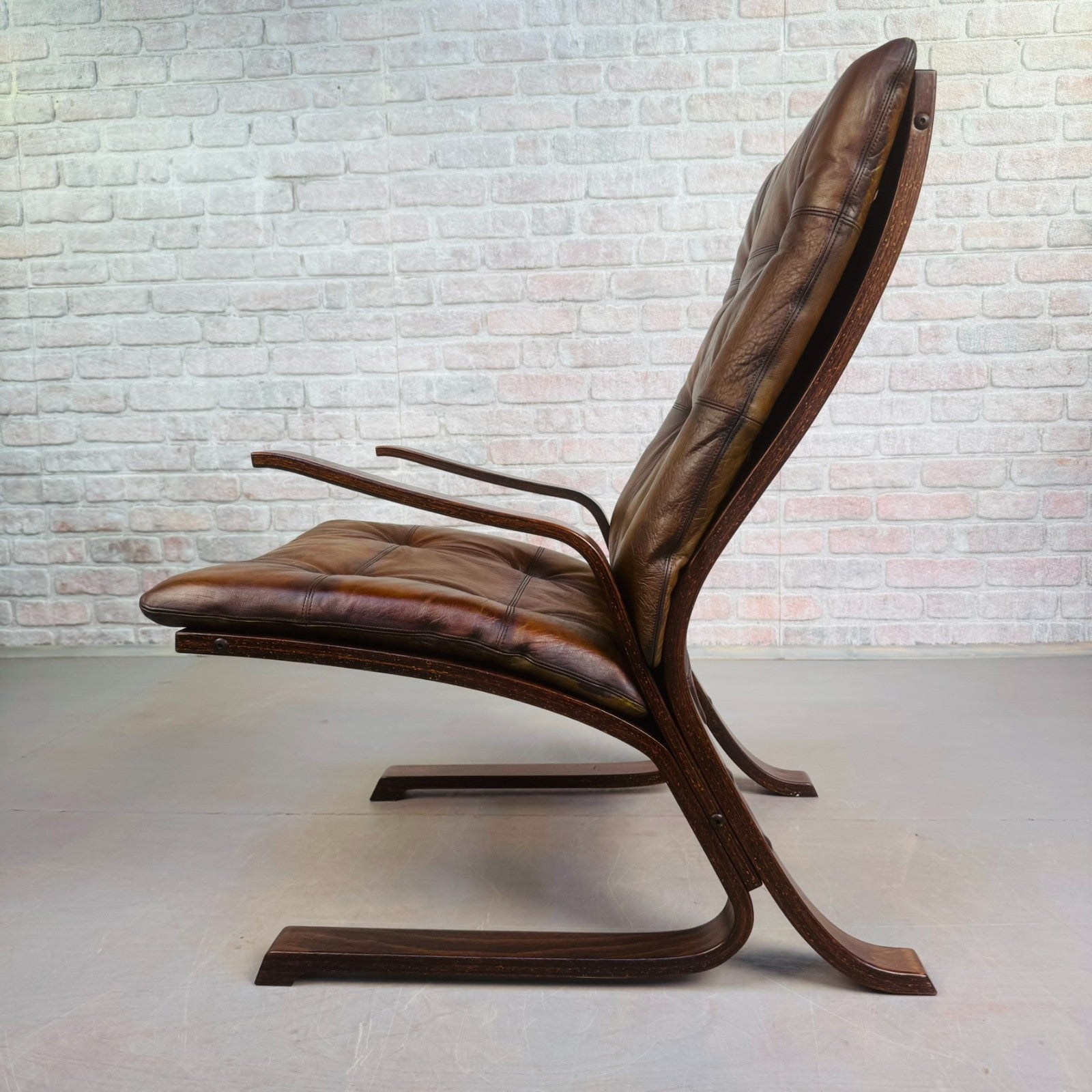Vintage Danish Brown Leather Cantilever Chair – Sleek Design & Rich Patina