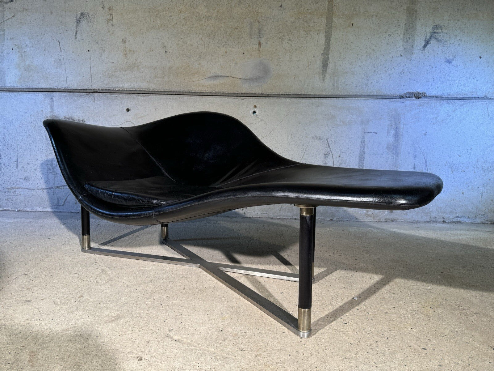 Stunning Contemporary Minimalist Chaise Lounge Black Leather Brass Base