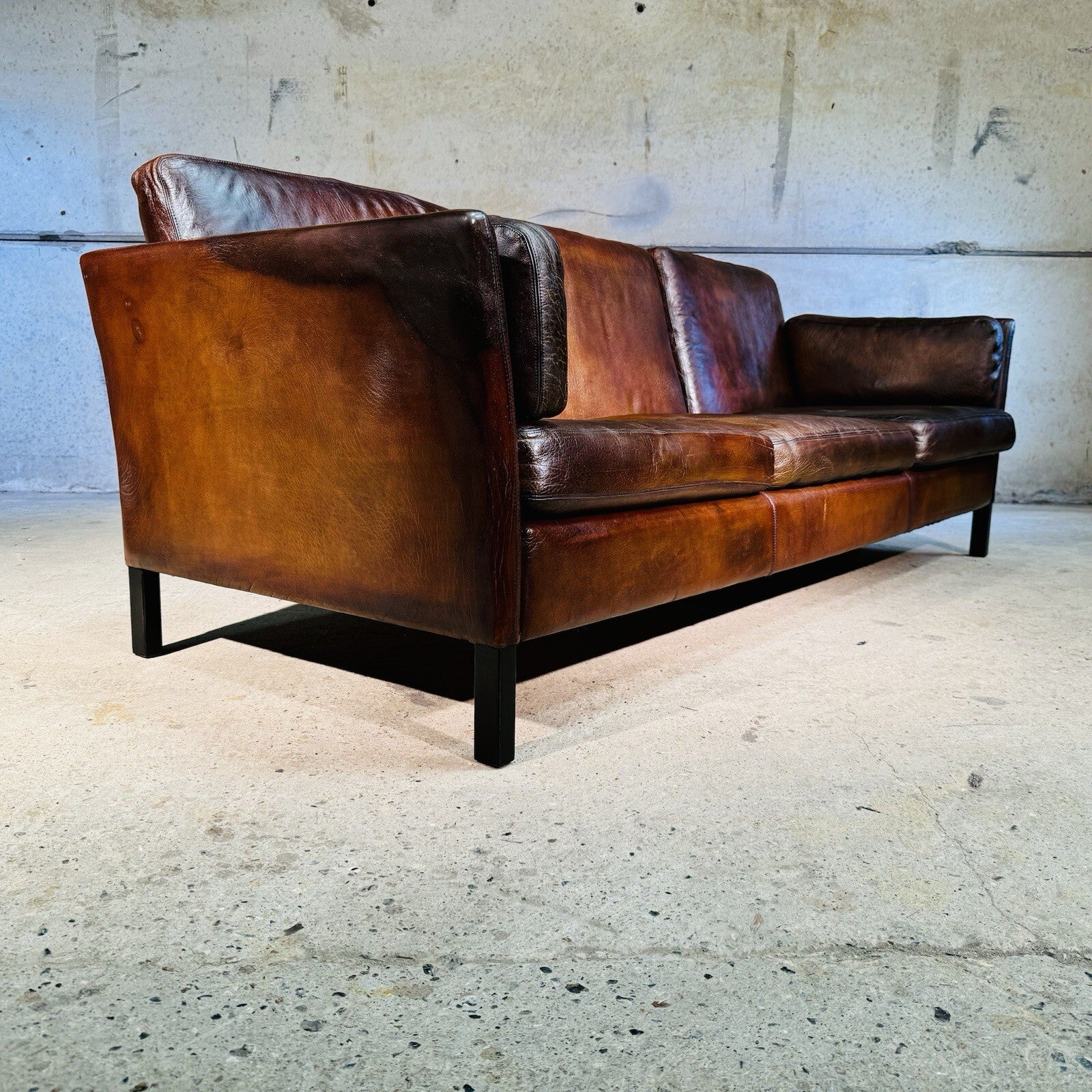 Classic Box Design Three-Seater Sofa Heavily Patinated Tan Leather T Kvalitet