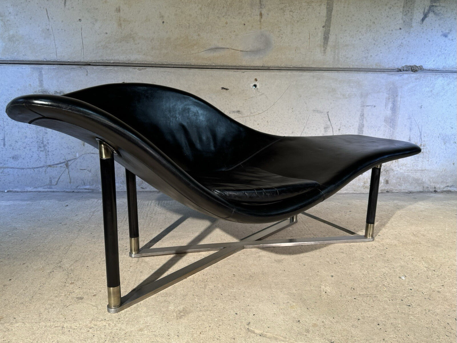 Stunning Contemporary Minimalist Chaise Lounge Black Leather Brass Base
