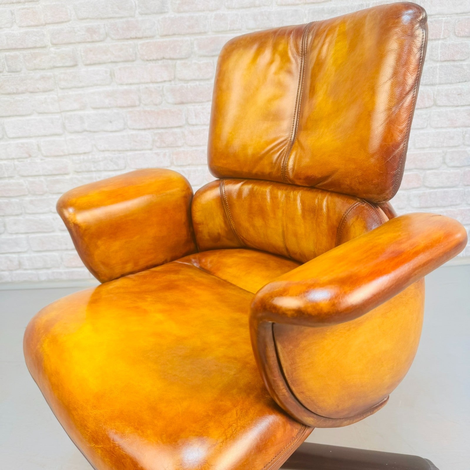 1980s Herman Miller Geoff Hollington Light Tan Leather Executive Chair