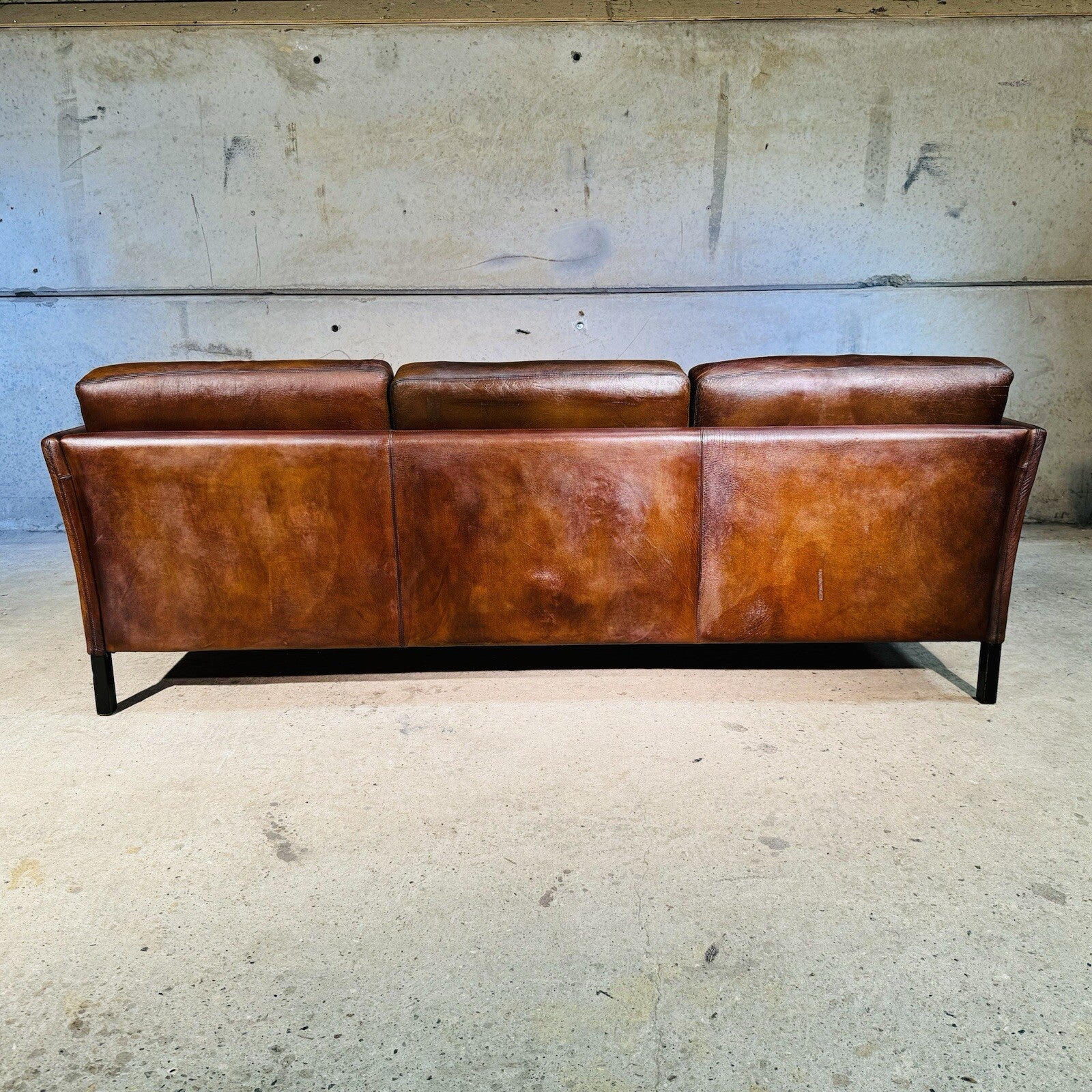 Classic Box Design Three-Seater Sofa Heavily Patinated Tan Leather T Kvalitet