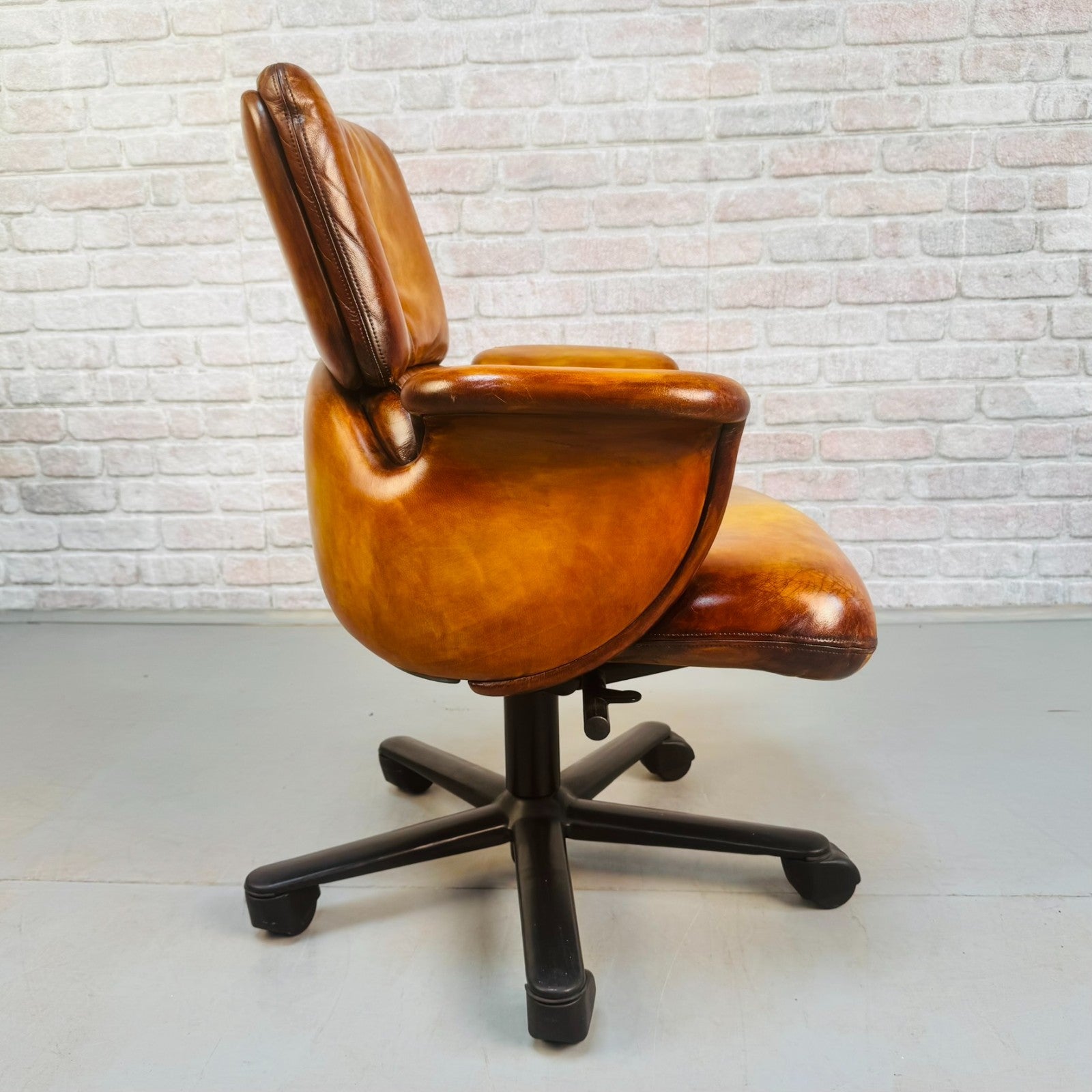 1980s Herman Miller Geoff Hollington Light Tan Leather Executive Chair