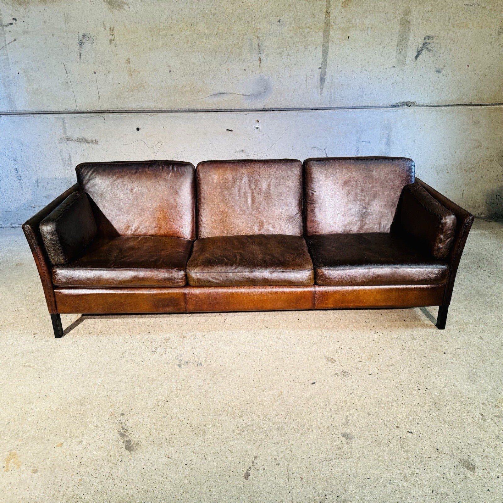 Classic Box Design Three-Seater Sofa Heavily Patinated Tan Leather T Kvalitet
