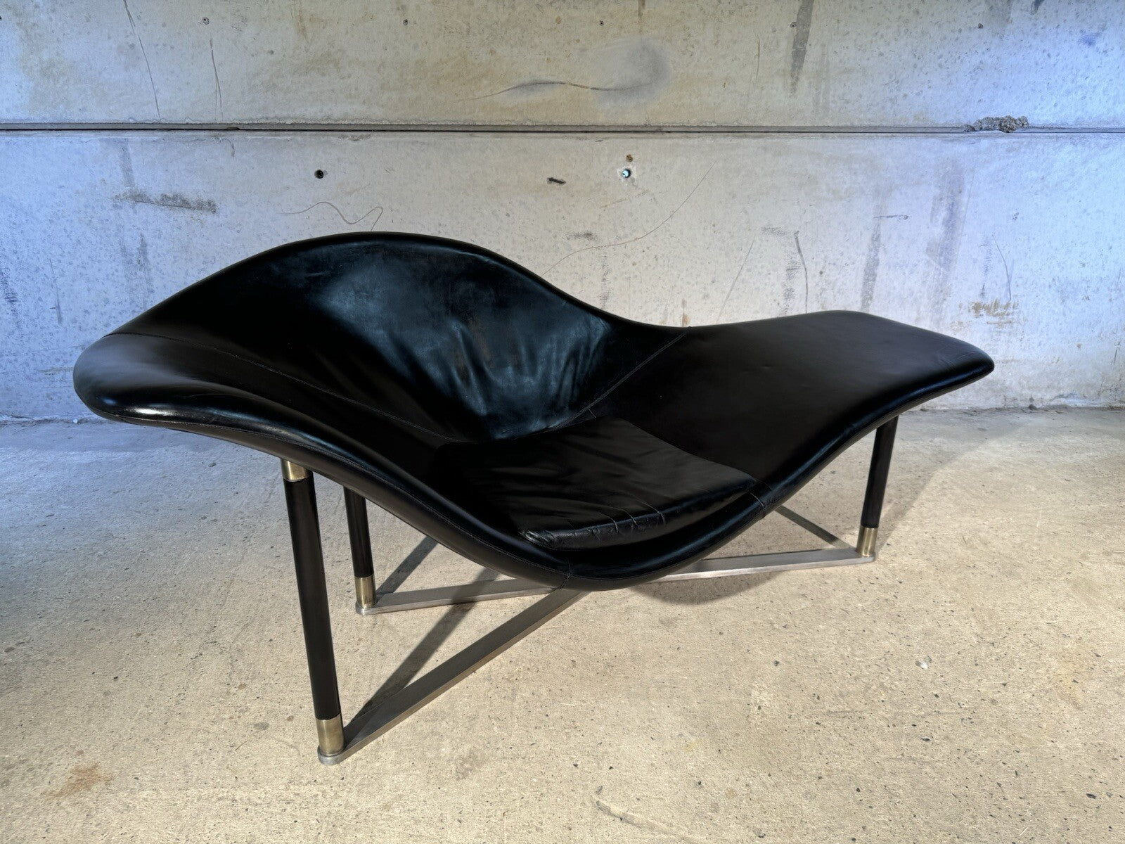 Stunning Contemporary Minimalist Chaise Lounge Black Leather Brass Base