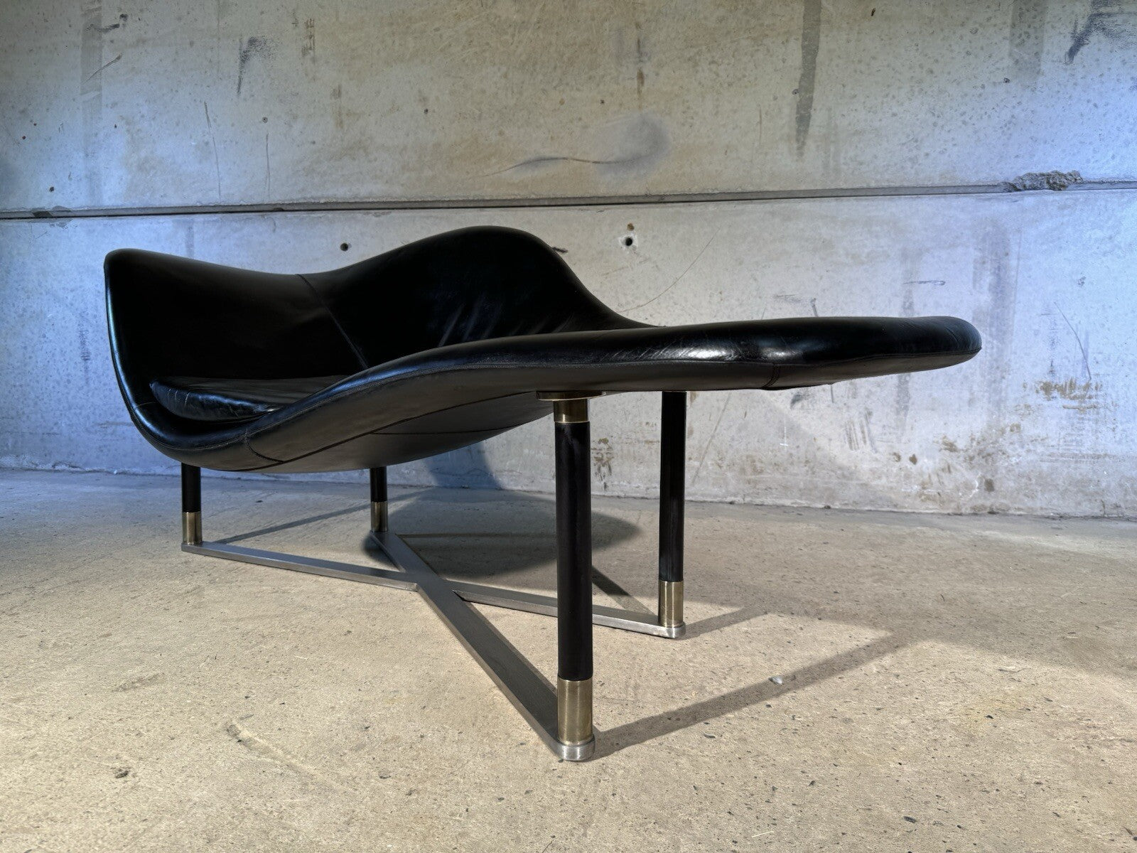 Stunning Contemporary Minimalist Chaise Lounge Black Leather Brass Base