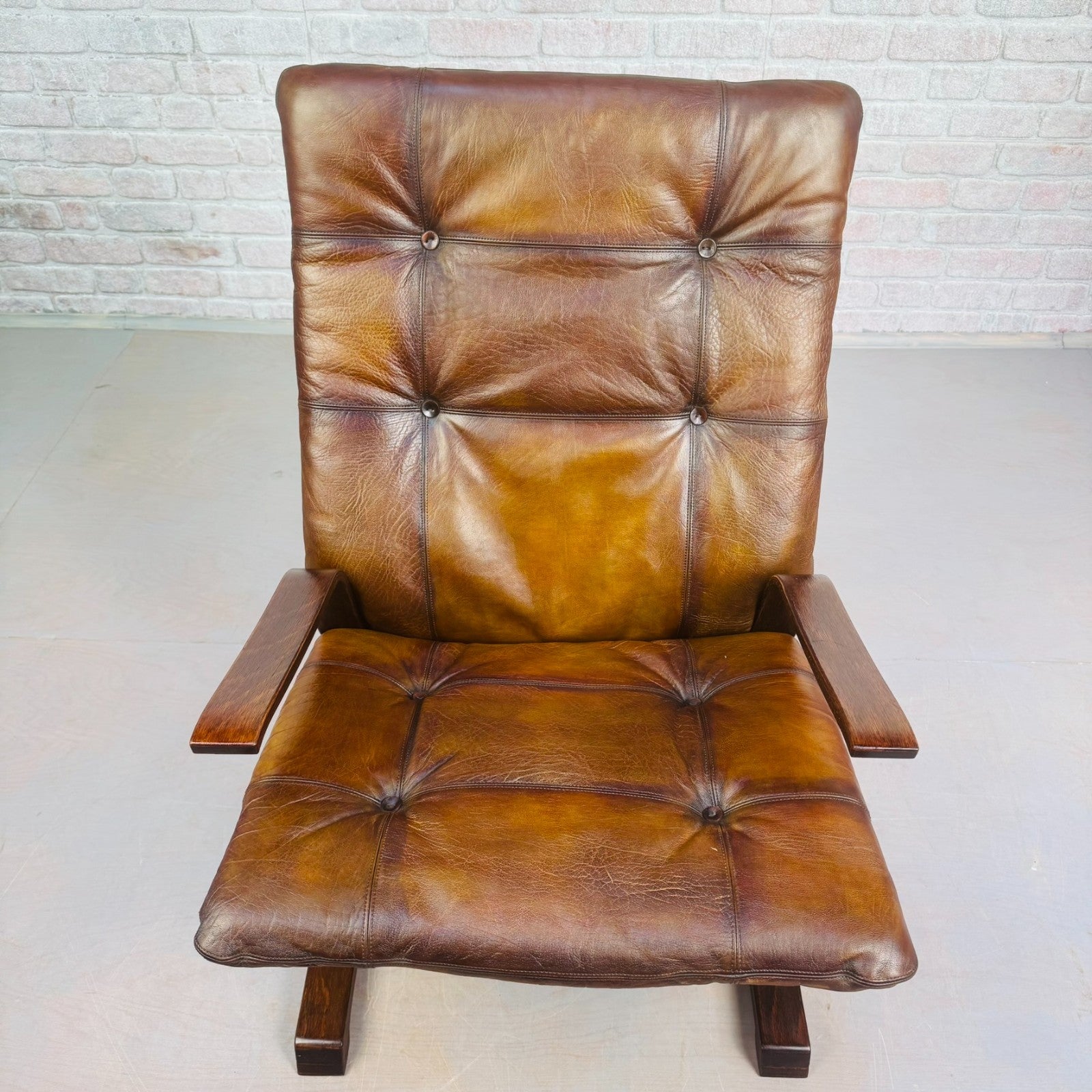 Vintage Danish Brown Leather Cantilever Chair – Sleek Design & Rich Patina