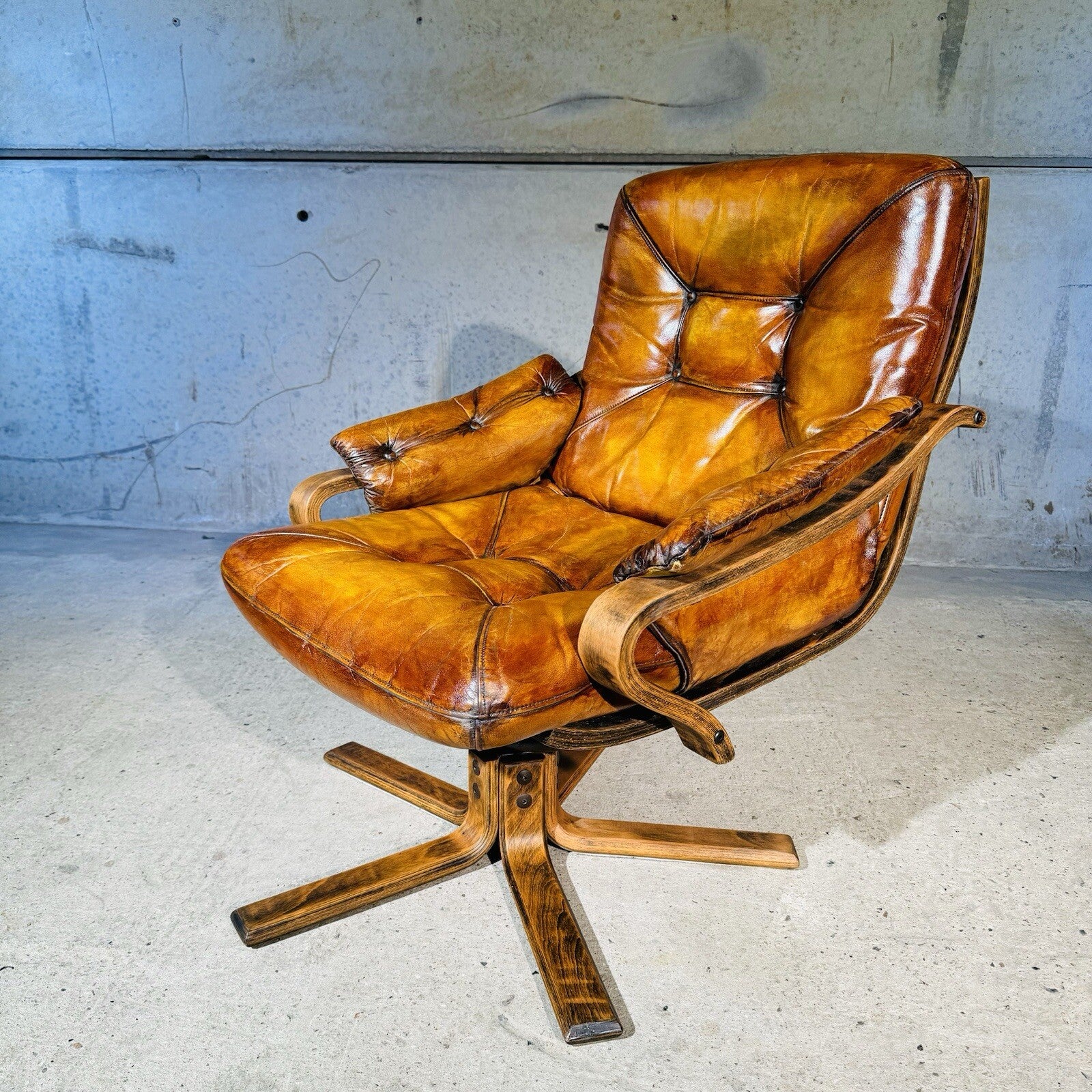 Vintage Danish Mid-Century Modern Leather Swivel Chair - Light tan Patina