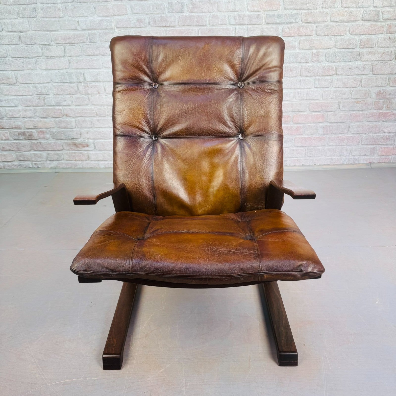 Vintage Danish Brown Leather Cantilever Chair – Sleek Design & Rich Patina